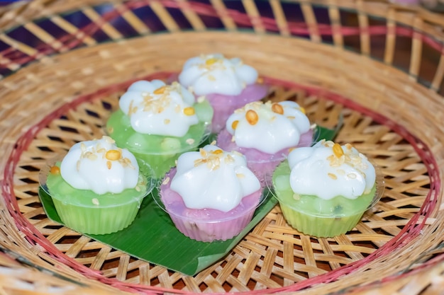 Foto thaise desserts ka-hnom leum-kleun mungboonmeel in jelly met kokosmelk thaise desserts