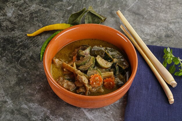 Foto thaise groene curry soep met basilicum en kip