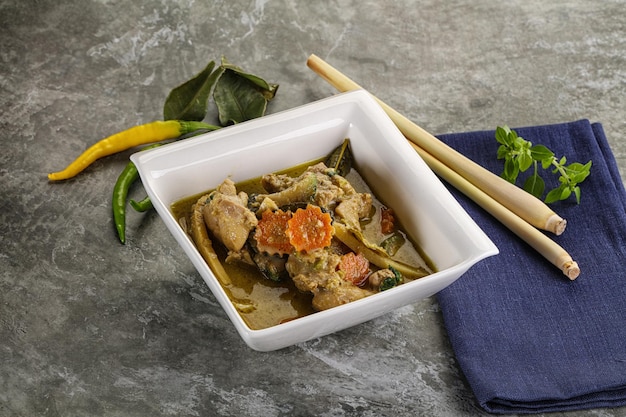 Foto thaise groene curry soep met basilicum