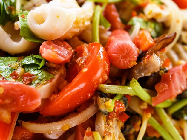 Thaise keuken kruidige zeevruchtensalade van yum