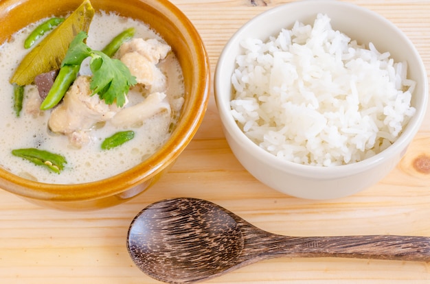 Thaise kippensoep in kokosmelk (Tom Kha Gai) met rijst op houten achtergrond, Thais voedsel.