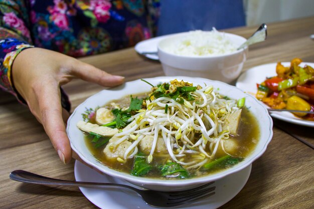 Foto thaise kippenvleessoep in een restaurantmaaltijd