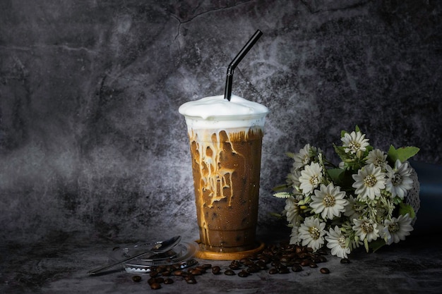 Thaise koffie in een hoge plastic beker Er is stoom naast het glas koud