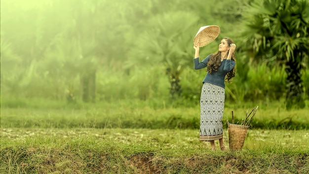 Thaise lokale vrouw die, Sakonnakhon, Thailand werkt