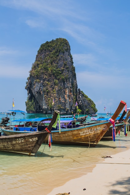 Foto thaise longtail-boten aangemeerd in de populaire maya-baai.