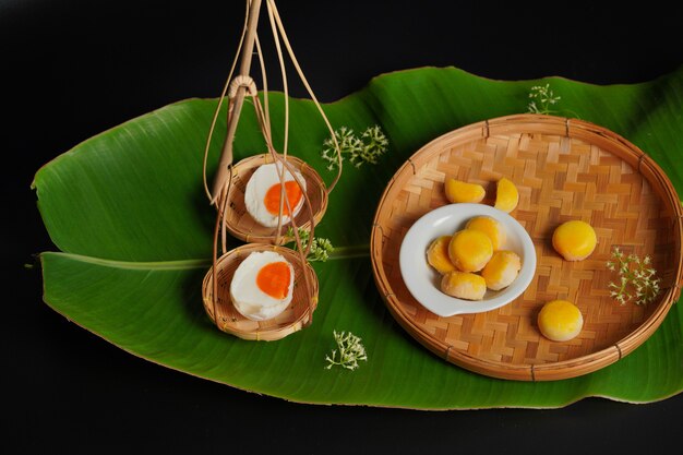 Foto thaise maancake oude stijl op bananenblad