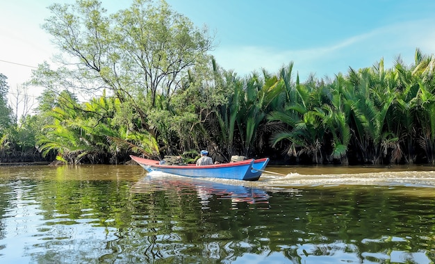 Thaise man reed de boot op het meer bij Chanthaburi Thailand april 2017