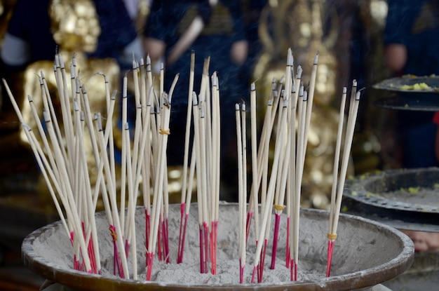 Thaise mensen bidden met bloem joss stick en kaars voor Boeddhabeeld in Wat Yai chaimongkol in Ayutthaya Thailand