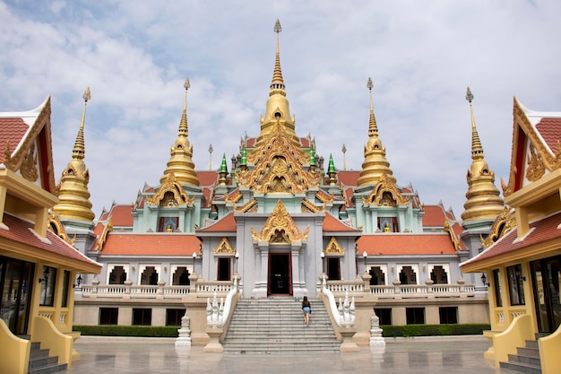 Thaise mensen en buitenlandse reizigers bezoeken en bidden Phra Mahathat Chedi Phakdi Prakat op Ban Krut Beach van Bang Saphan in Prachuap Khiri Khan, Thailand