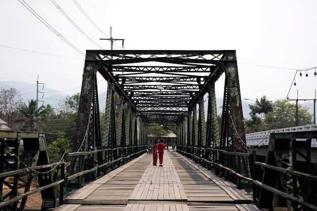 Thaise mensen en buitenlandse reizigers reizen bezoeken en wandelen nemen foto op Tha Pai Memorial Bridge of Tha Pai World War II Memorial op Pai City Valley Hill in Mae Hong Son Thailand