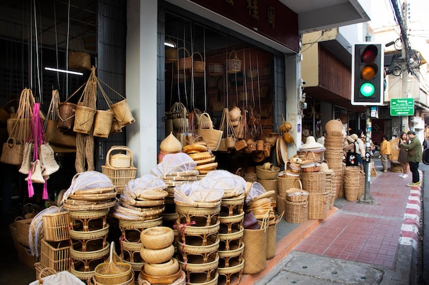 Thaise mensen en buitenlandse reizigers wandelen reizen bezoeken handgemaakte producten winkelen rieten rotan winkel op changmoi road of chang moi street in Chiangmai city op 2 december 2020 in Chiang Mai Thailand