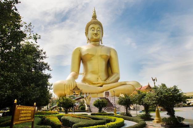 Thaise mensen en reizigers buitenlander bezoeken en bidden het gouden grootste Shakyamuni Boeddhabeeld in de Wat Muang-tempel op 25 januari 2017 in Ang Thong Thailand