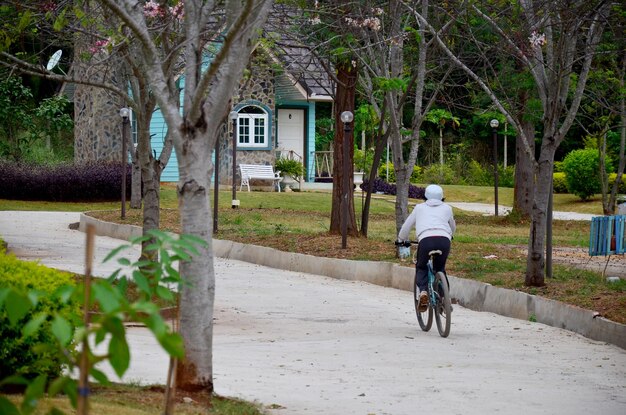 Thaise mensen fietsen op de weg op het platteland in Nakhon Ratchasima Thailand