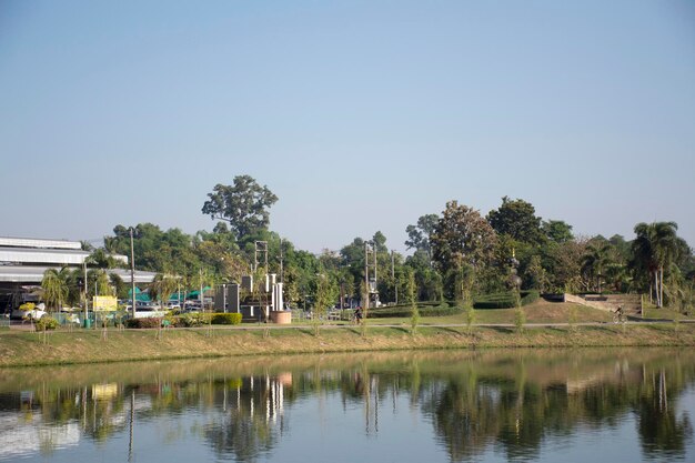 Thaise mensen lopen lopende jogging-oefening in de ochtend in het Queen Sirikit Public Park in de buurt van ThaiChinese Cultural Center op 19 december 2017 in Udon Thani, Thailand