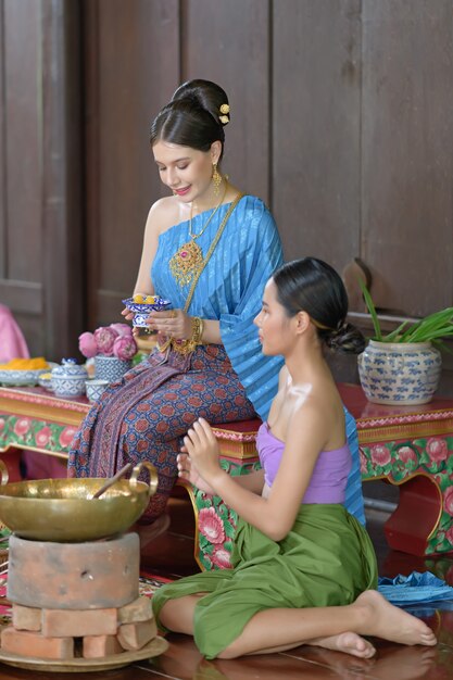 Thaise mensen maken thais dessert in thais periodekostuum