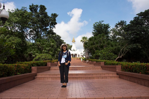 Thaise mensen reizigers vrouwen reizen bezoeken en respecteren de biddende monnik Luang Pu Khao Ananyo van de Wat Tham Klong phen-bostempel op de Phu Phan-berg op 14 september 2020 in Nong Bua Lamphu, Thailand