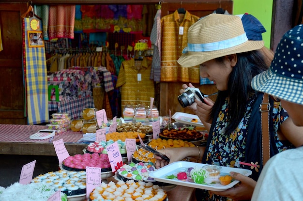 Thaise mensen selecteren en winkelen een gunstige Thaise dessertsnack op het eiland Koh Kret op 21 november 2015 in Nonthaburi, Thailand