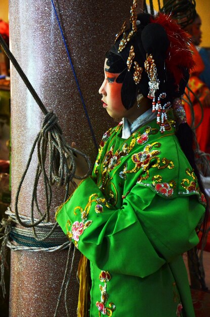 Foto thaise mensen van chinese afkomst acteren spelen huidige traditionele chinese hedendaagse klassieke opera voor show lokale mensen in gelukkig nieuwjaar festival in de stad op 13 maart 2011 in bangkok thailand