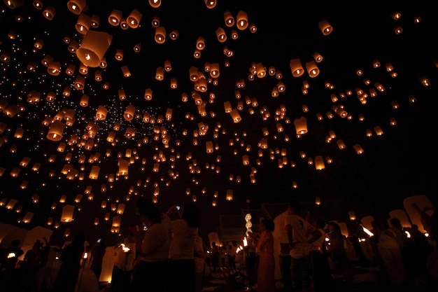 Thaise mensen zwevende lantaarn.