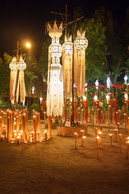 Thaise noordelijke lantaarns in Yee-Peng-festival bij de tempel.