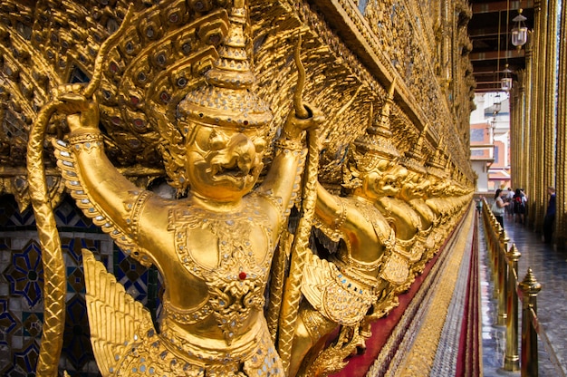 Thaise oude vogelbeeldhouwwerken in Groot Paleis. Garuda-standbeelden in Wat Phra Kaew