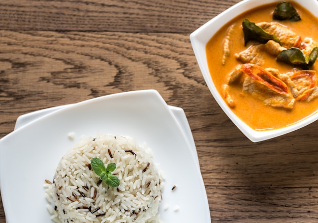 Thaise panang curry met kom witte en wilde rijst