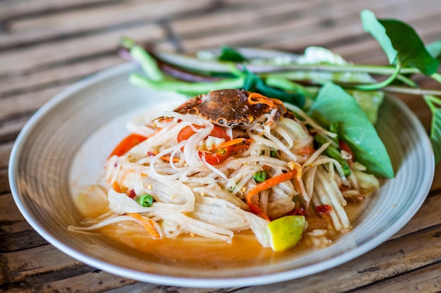 Thaise papajasalade (som tum) met krab augurk