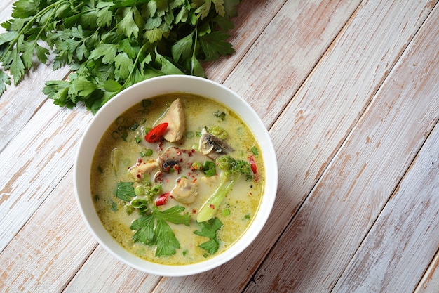 Thaise pittige groene curry kippensoep met kokosmelk, champignons en broccoli.