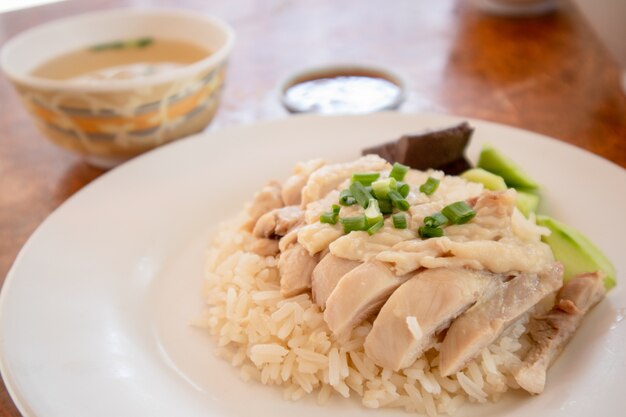 Thaise rijst gestoomd met kippensoep of Hainanese kippenrijst