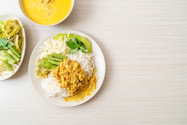 Thaise rijstnoedels met krabcurry en verschillende groenten