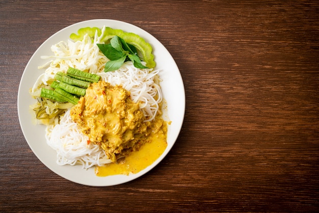 Thaise rijstnoedels met krabcurry en verschillende groenten