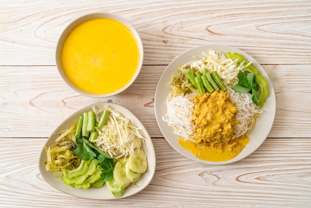 Thaise rijstnoedels met krabcurry en verschillende groenten