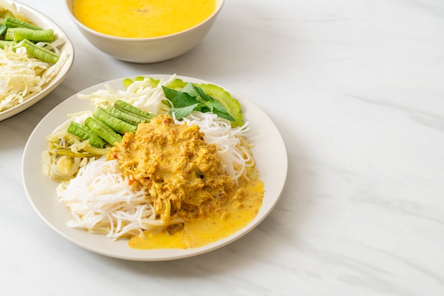 Thaise rijstnoedels met krabcurry en verschillende groenten