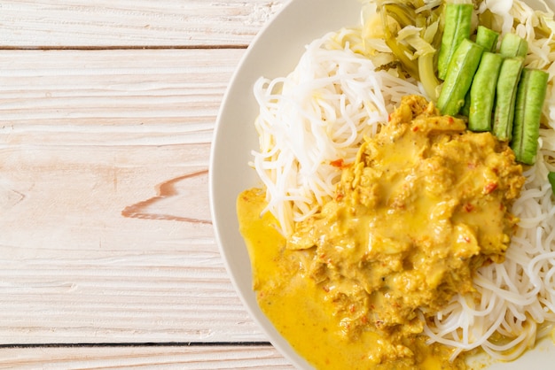 Thaise rijstnoedels met krabcurry en verschillende groenten