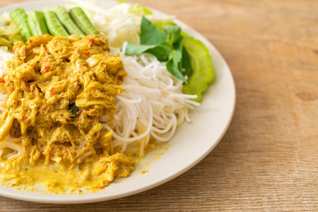 Thaise rijstnoedels met krabcurry en verschillende groenten