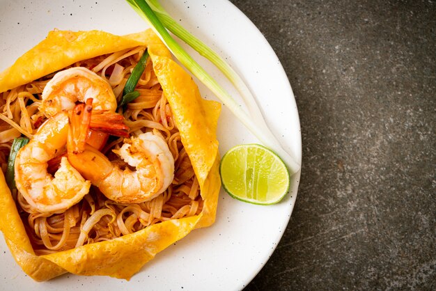 Thaise roergebakken noedels met garnalen en eierwrap (Pad Thai) - Thais eten