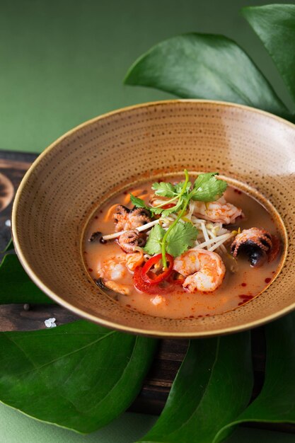 Thaise soep met zeevruchten Tom yam met garnalen en octopus Aziatische keuken Exotisch en tropisch eten