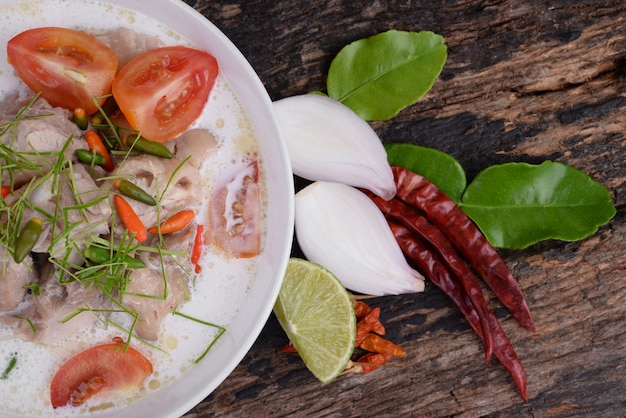 Thaise stijl kokosmelk soep met kip, (Tom Kha Gai)