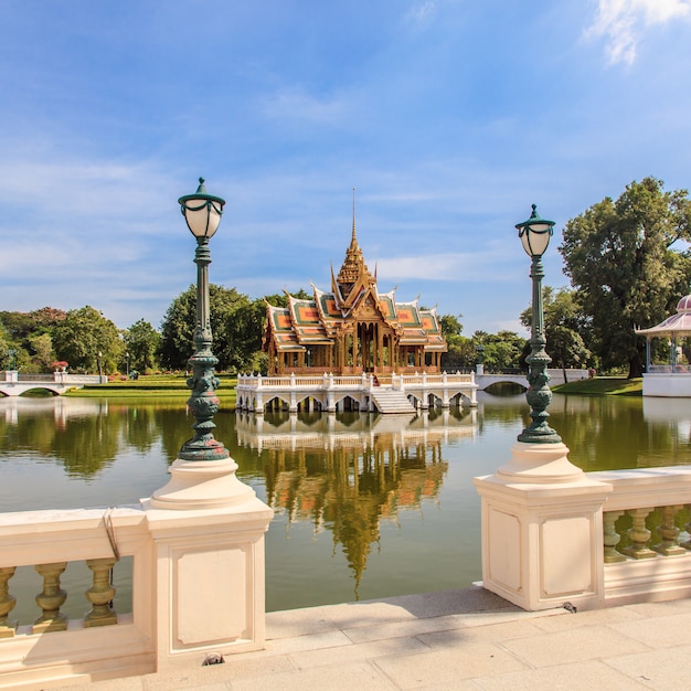 Thaise stijlpavillion op blauwe hemel