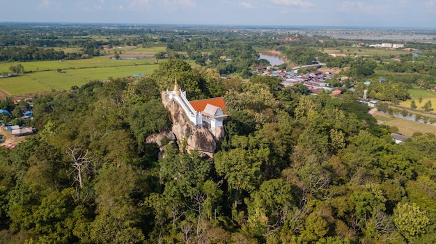 Thaise tempel op een berg met groene bomen