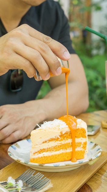 Thaise theecake op een houten lijst.