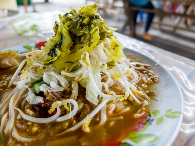 Thaise vermicelli gegeten met curry, Thais eten