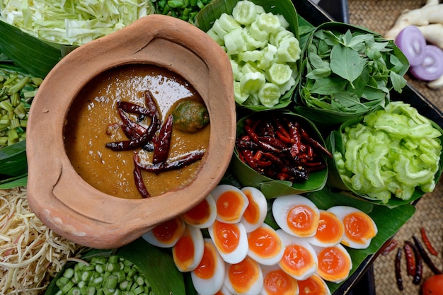 Thaise vermicelli gegeten met curry