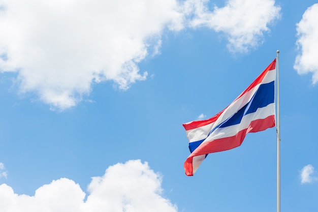 Thaise vlag die op blauwe hemelachtergrond golven