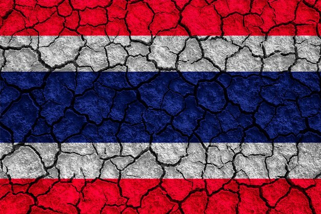 Thaise vlag op gebarsten muurachtergrond Conflicten en politieke crises