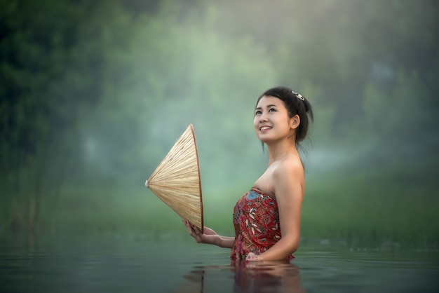 Thaise vrouw badend in de rivier