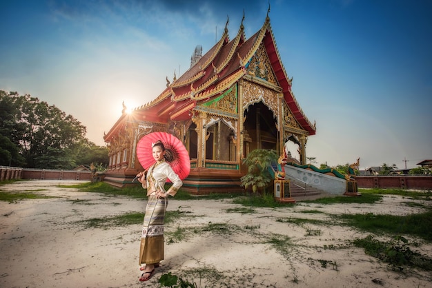 Thaise vrouw in klederdracht van thailand