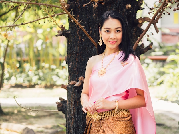 Thaise vrouw in Thais traditioneel kostuum in de tuin