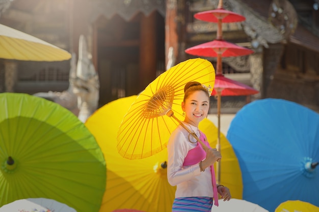 Thaise vrouw in traditioneel kostuum. Aziatische mooie vrouw die traditionele Thaise cultuur draagt, vintage stijl, Thailand