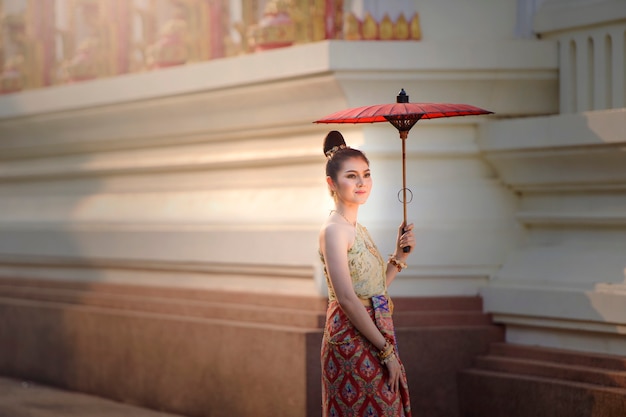 Thaise vrouw in traditioneel kostuum. Aziatische mooie vrouw die traditionele thaise cultuur, uitstekende stijl, thailand draagt